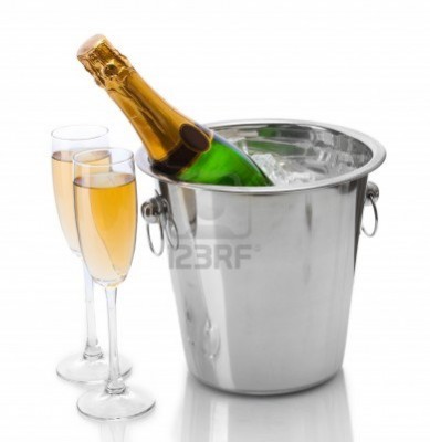 13268127-une-bouteille-de-champagne-dans-un-seau-avec-de-la-glace-et-des-verres-de-champagne-isole-sur-blanc.jpg